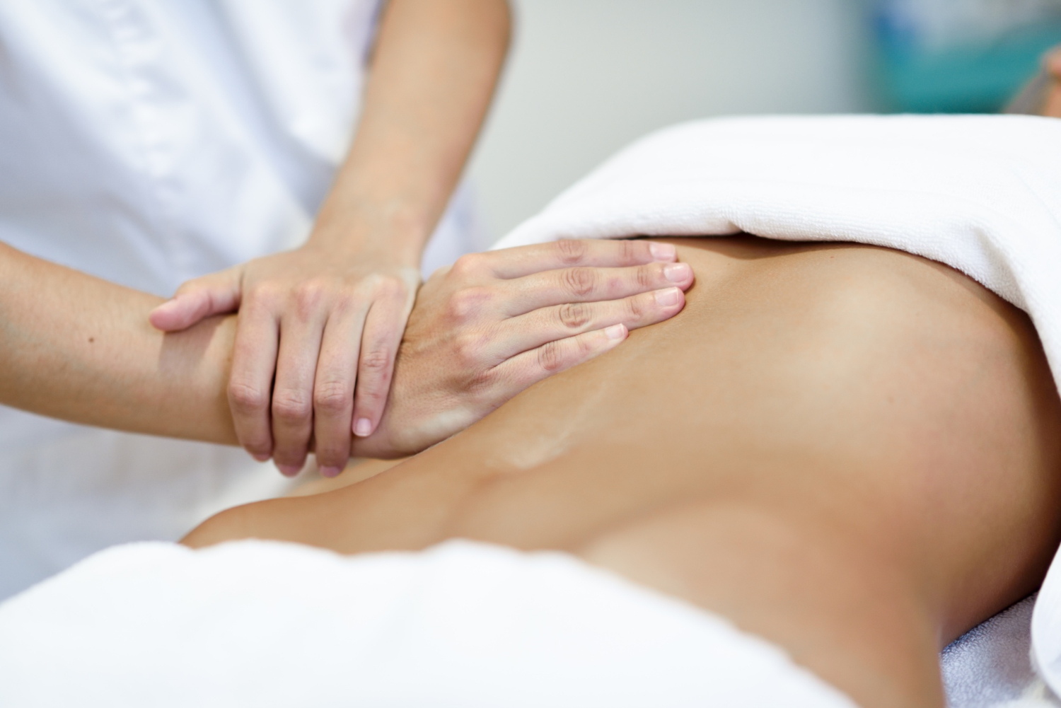 Postnatale Massage in Kerzers bei Family Bloom: Entspannung für frischgebackene Mütter